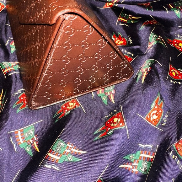 GUCCI OVAL SUNGLASSES WITH
GORGEOUS CASE - Picture 10 of 13